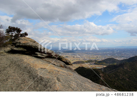 ふるさと兵庫50山 高御位山 山頂越しに播磨平野を望む ふるさと兵庫50山 高御位山 山頂越しに播磨平野を望む 48681238