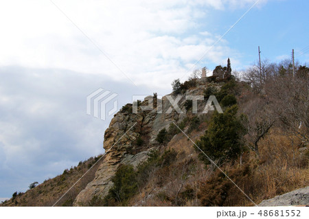 ふるさと兵庫50山 高御位山 東側より岩山の山頂を望む 飛翔の碑が際立つ ふるさと兵庫50山 高御位山 東側より岩山の山頂を望む 飛翔の碑が際立つ 48681552
