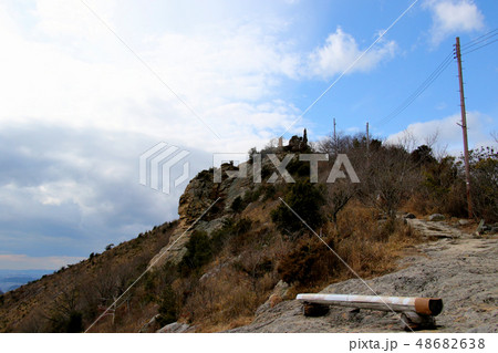 ふるさと兵庫50山　高御位山　東側より　飛翔の碑が立つ岩山の山頂を望む 48682638