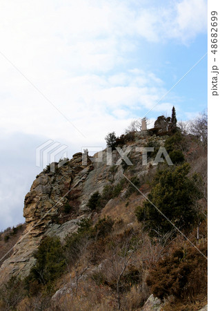 ふるさと兵庫50山　高御位山　東側より絶壁の山頂を望む　飛翔の碑が際立つ　縦位置 48682699