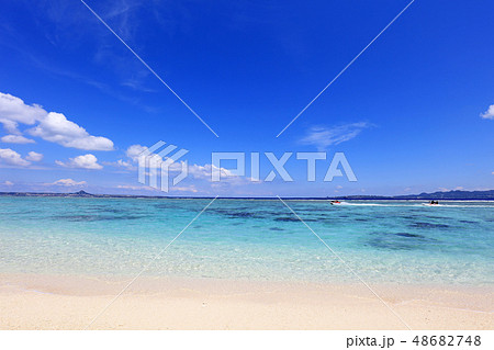 南国の美しいビーチと紺碧の空 48682748
