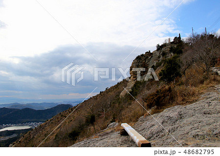 ふるさと兵庫50山　高御位山　山頂越しに豆崎登山口、姫路方面の播磨平野を望む 48682795