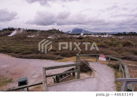 ニュージーランド・「クレーター・オブ・ザ・ムーン」 Craters of the Moon, NZ 48683145