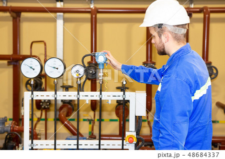 Technician inspector on refinery plant 48684337
