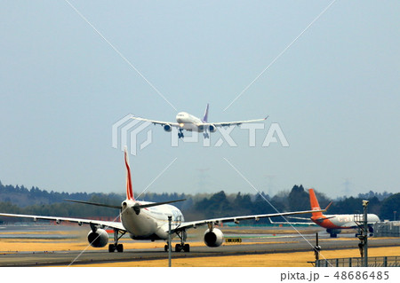 成田国際空港の飛行機がある風景 成田国際空港の飛行機がある風景 48686485