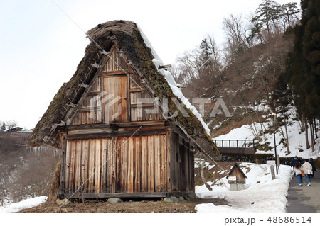 白川郷 茅葺屋根の小屋(岐阜県 大野郡 白川村) 白川郷 茅葺屋根の小屋(岐阜県 大野郡 白川村) 48686514