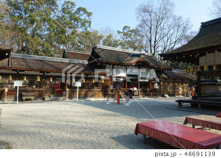 京都、下鴨神社の摂末社の河合神社の境内、拝殿(奥)と舞殿(手前) 京都、下鴨神社の摂末社の河合神社の境内、拝殿(奥)と舞殿(手前) 48691139