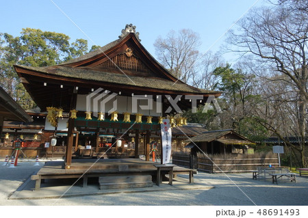 京都、下鴨神社の摂末社の河合神社の舞殿（正面）、鴨長明の方丈（右）、拝殿（奥）が見える景観 48691493