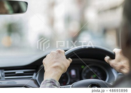 シニア　運転 48693896