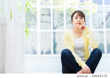 若い女性  女の子  ライフスタイル 女性ポートレート 48694570