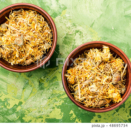 Dried calendula flowers 48695734