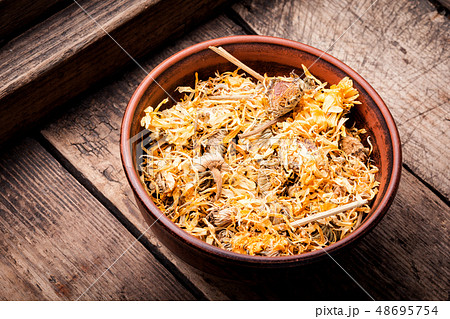 Dried calendula flowers 48695754