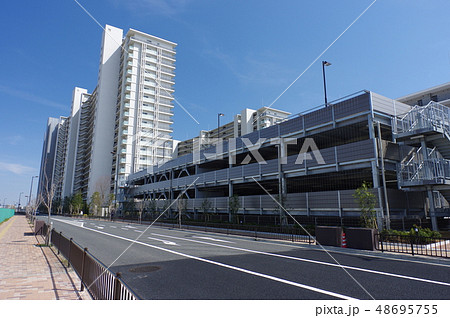 新築分譲マンションと青空 1 48695755