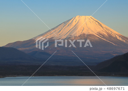 夕焼けの富士山 本栖湖 夕焼けの富士山 本栖湖 48697671