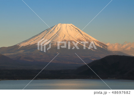 夕焼けの富士山　本栖湖 48697682