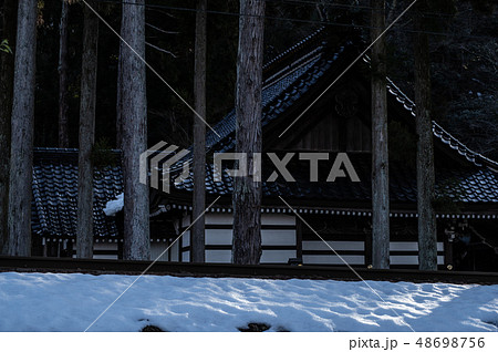 富山の風景 林の中の神社と線路脇の雪を照らす日差し 2019 c 富山の風景 林の中の神社と線路脇の雪を照らす日差し 2019 c 48698756