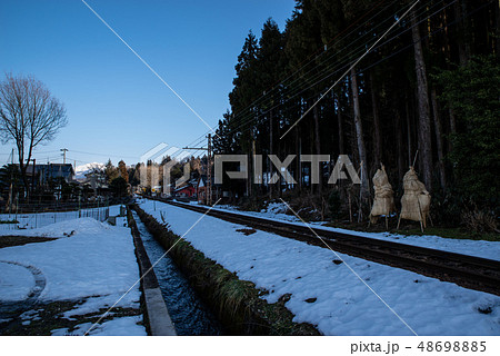 富山の風景 林と雪の中を走る線路と側溝の雪解け水 2019 富山の風景 林と雪の中を走る線路と側溝の雪解け水 2019 48698885