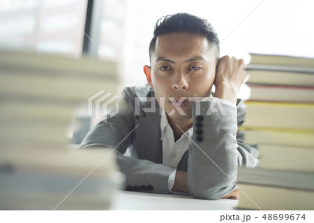 本と男性 48699674