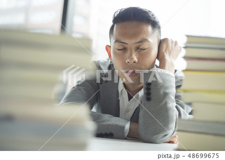 本と男性 48699675