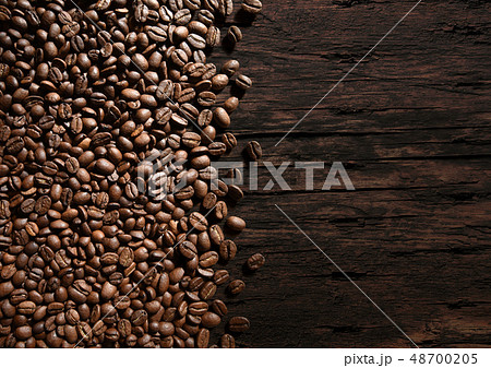 コーヒー豆と木材 48700205