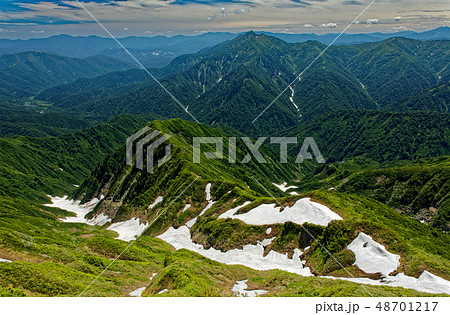 越後駒ヶ岳稜線から荒沢岳と残雪 48701217