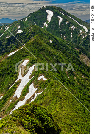 越後駒ヶ岳から望む中ノ岳への稜線 48701386