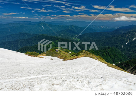 残雪の越後駒ヶ岳稜線から駒の小屋と奥只見の眺め 残雪の越後駒ヶ岳稜線から駒の小屋と奥只見の眺め 48702036