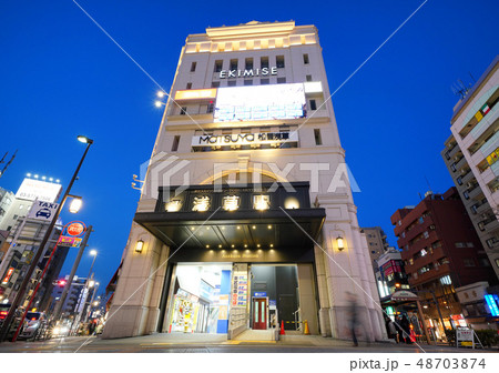 日本の東京都市景観  浅草駅などを望む(夜景） 48703874