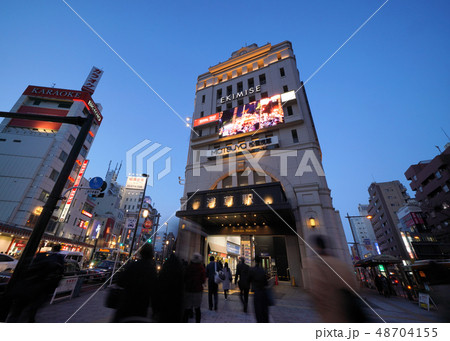日本の東京都市景観 浅草駅などを望む(夜景) 日本の東京都市景観 浅草駅などを望む(夜景) 48704155