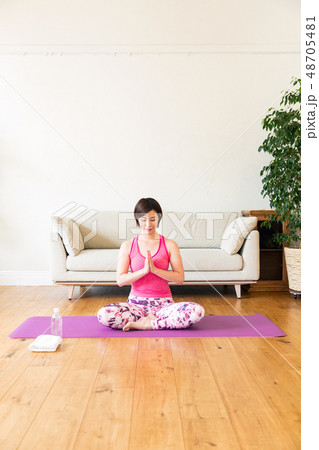 おうちヨガ 女性 48705481