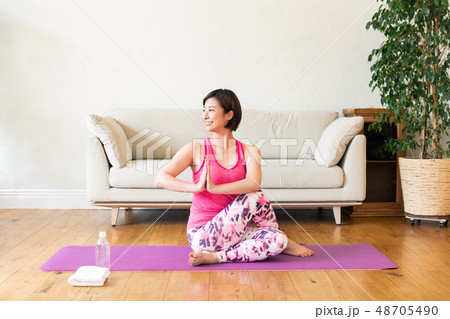 おうちヨガ 女性 おうちヨガ 女性 48705490