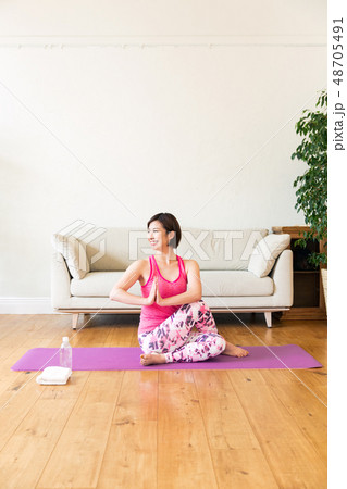 おうちヨガ 女性 48705491