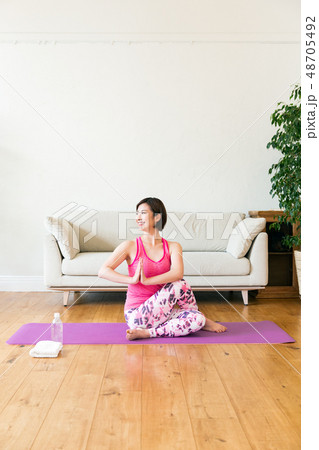 おうちヨガ 女性 おうちヨガ 女性 48705492