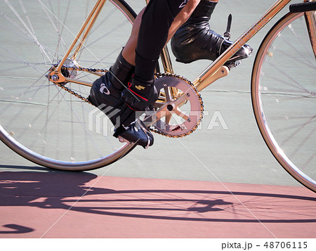 自転車競技のアップ（トゥストラップの締め付け） トラック競技 競輪の写真素材 [48706115] - PIXTA