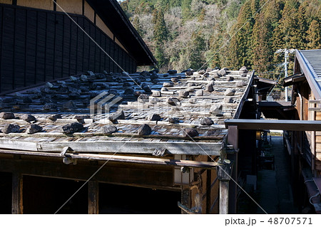 妻籠宿:下嵯峨屋の石置き屋根 木曽郡南木曽町 妻籠宿:下嵯峨屋の石置き屋根 木曽郡南木曽町 48707571
