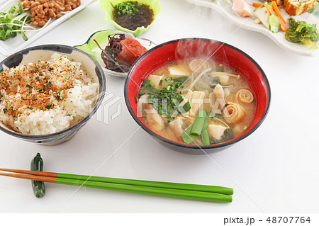 おいしそうな和風朝食 48707764