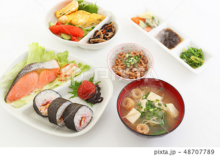 おいしそうな和風朝食 48707789