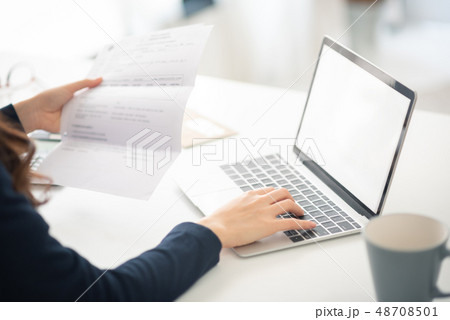 Managing monthly expenses. 48708501