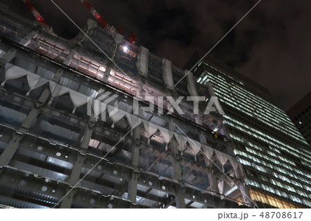 夜のオフィスビルと建設中のオフィスビル 夜のオフィスビルと建設中のオフィスビル 48708617