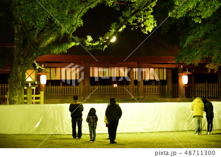 <人物>　初詣　お賽銭　シルエット　後ろ姿　家族　熱田神宮 48711300