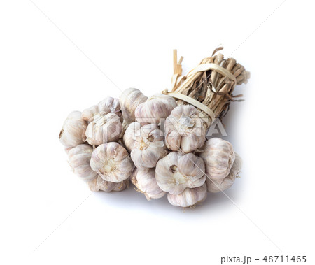Bunch of organic garlic cloves isolated on white 48711465