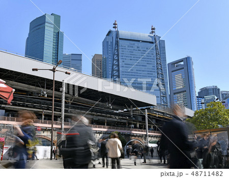 日本の東京都市景観　新橋駅前の新橋SL広場や汐留の超高層ビル群などを望む 48711482