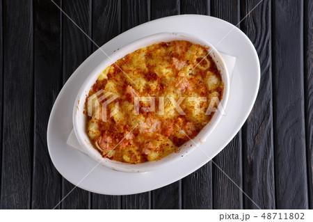 Pasta baked with shrimps and cheese 48711802