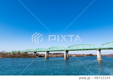 北上川の錦桜橋と栗駒山 48712124