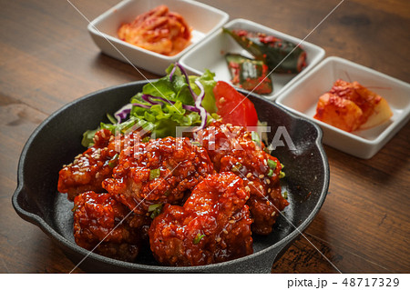 ヤンニョムチキン Korean spicy chicken  (Yangnyeom Chicken) 48717329