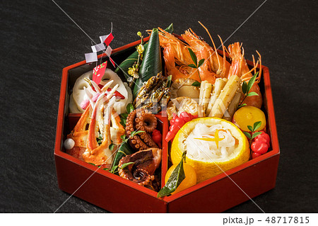 代表的な日本料理　折詰　Japanese food set(osechi) 48717815