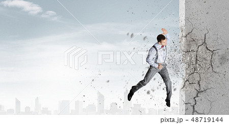 There is no barriers for him 48719144