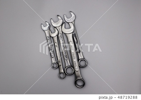 色々なサイズのスパナ類 48719288