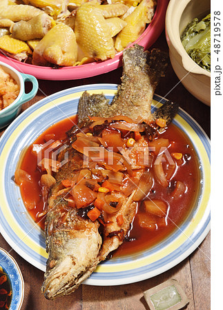 Fish with sweet and sour source 48719578