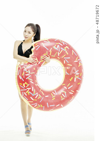 若い女性 夏 バカンス 48719672